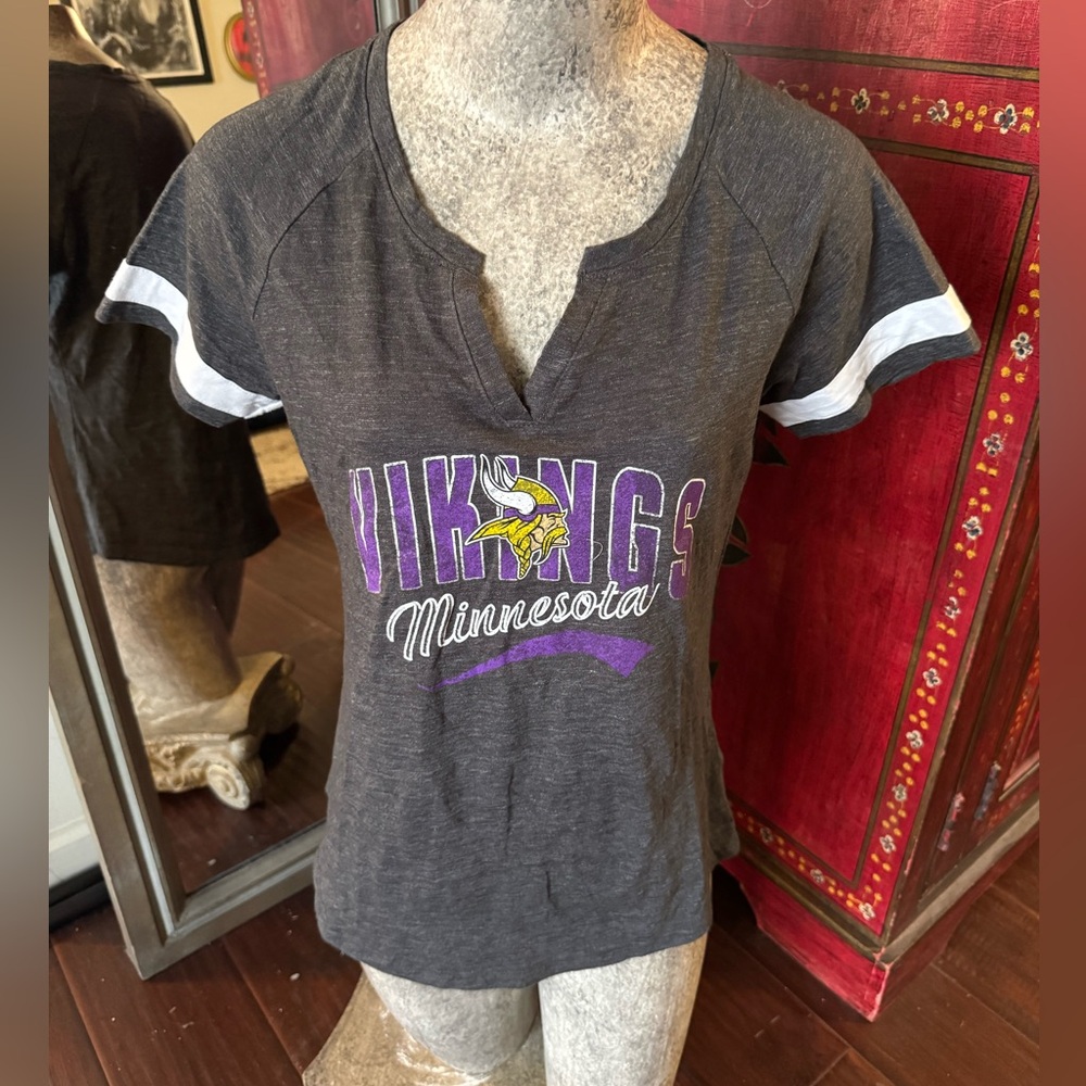 Minnesota Vikings V neck tee